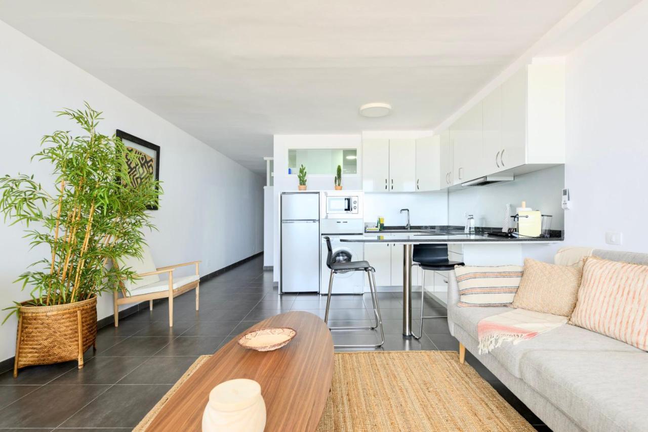 Charming 2 Bedroom Retreat With Beachfront Views San Bartolomé Buitenkant foto